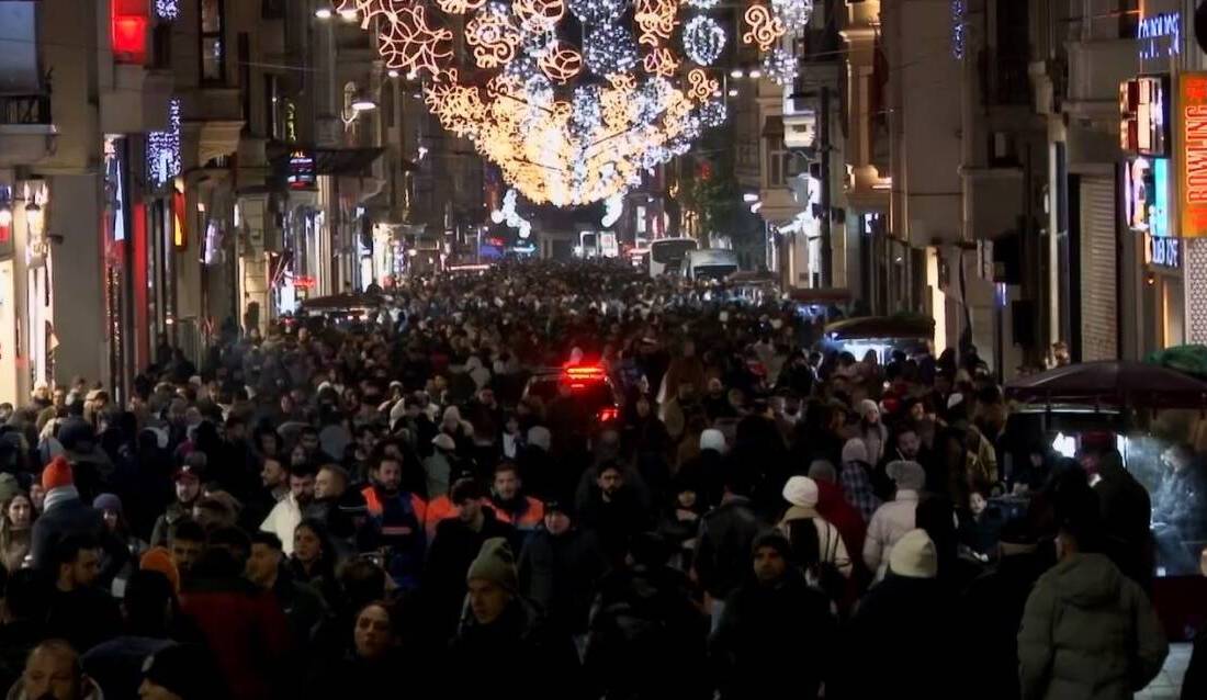 İstanbul'da yeni yıla hazırlanan vatandaşlar, Beyoğlu İstiklal Caddesi'nde yoğunluk oluşturdu.