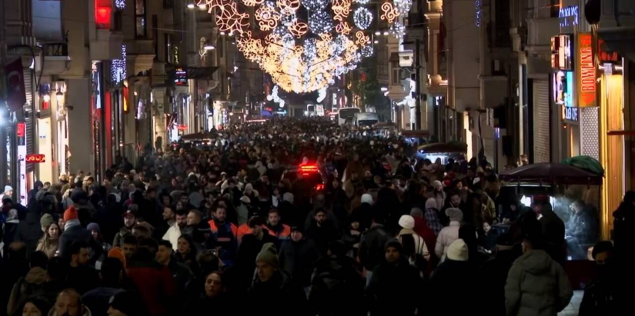 İstanbul'da yeni yıla hazırlanan vatandaşlar, Beyoğlu İstiklal Caddesi'nde yoğunluk oluşturdu.
