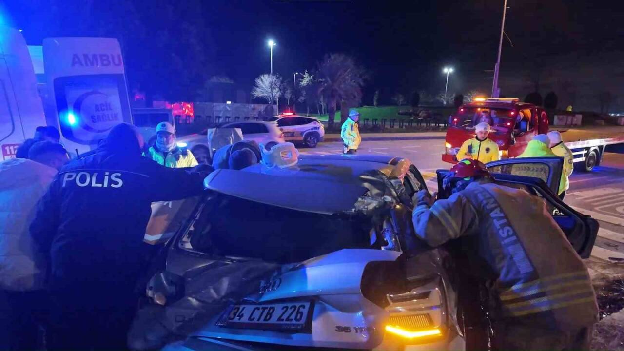 Kadıköy Suadiye'de sabah saatlerinde R.G. yönetimindeki Audi marka otomobil virajı