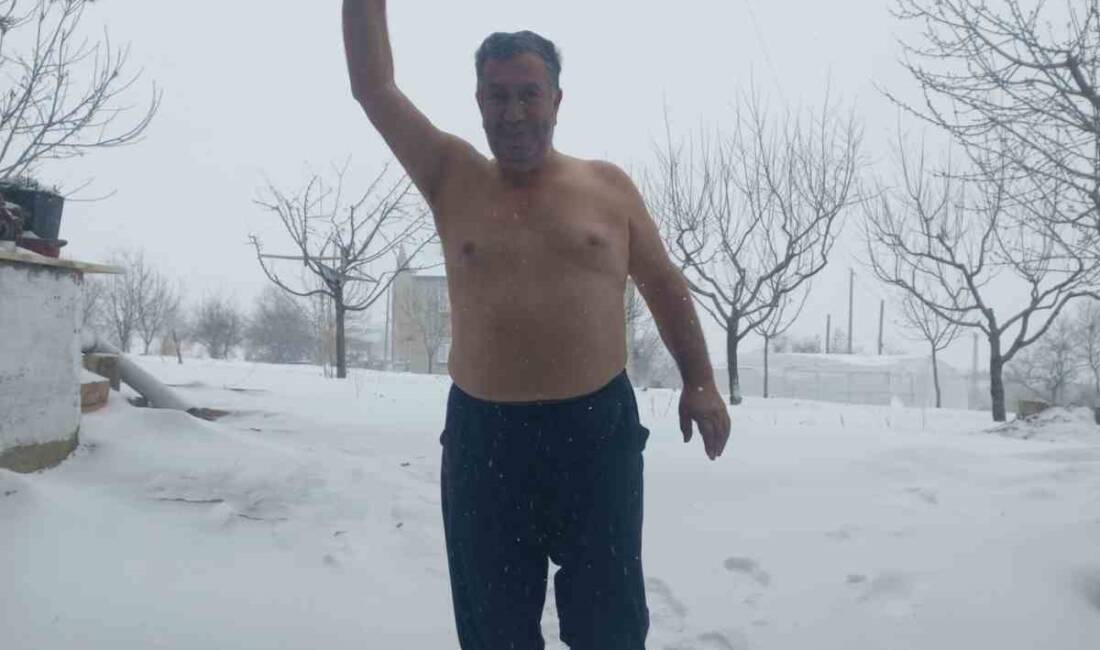 Elazığ’da kar yağışını kutlamak için üstsüz sokağa çıkan İlhami Çelik,