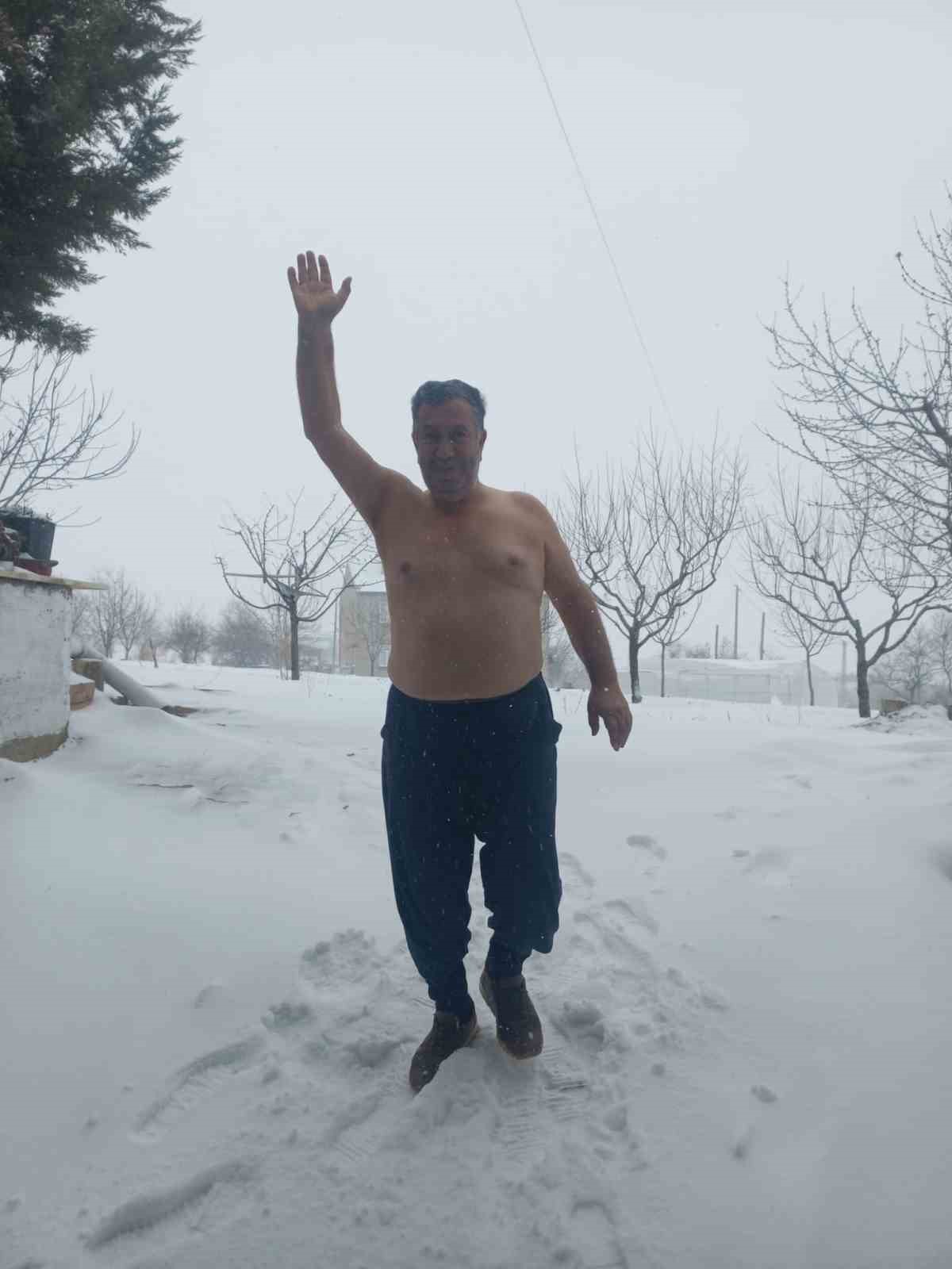 Elazığ’da kar yağışını kutlamak için üstsüz sokağa çıkan İlhami Çelik,