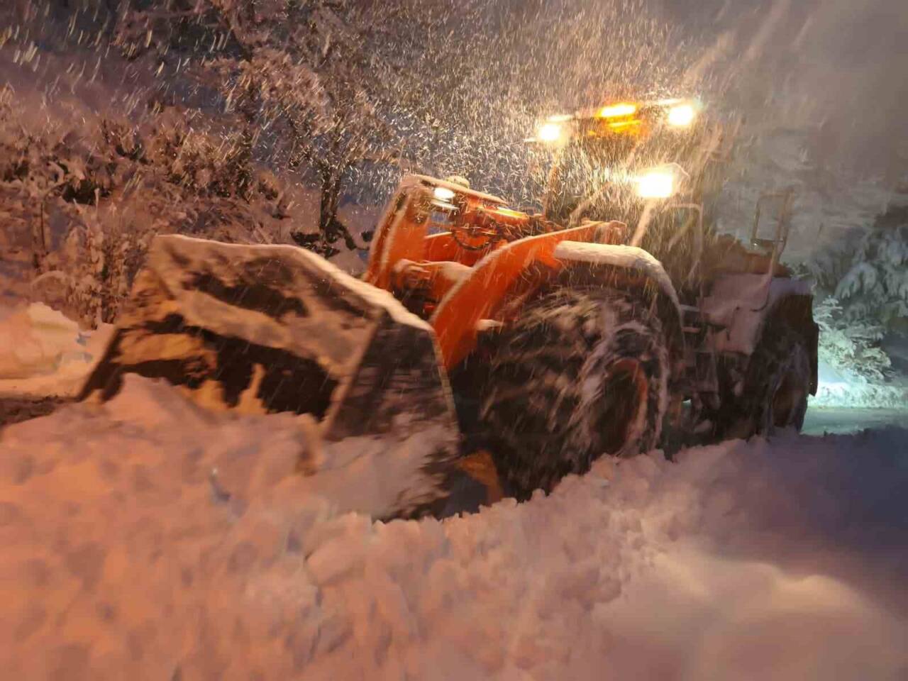 Kastamonu'da son iki gündür etkili olan yoğun kar yağışı nedeniyle