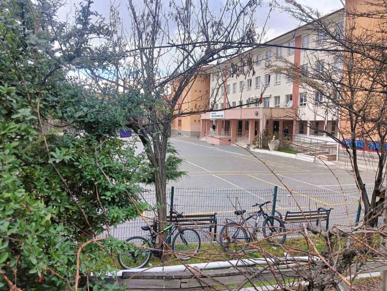 Ankara'da Yenikent İlksan Anadolu Lisesi beden eğitimi öğretmeni N.Ş., voleybol