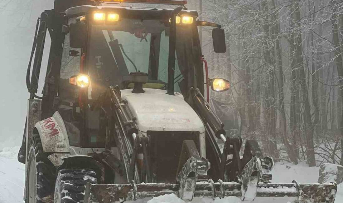Kocaeli'de yüksek kesimlerde devam eden kar yağışı, vatandaşlara keyif sunarken,