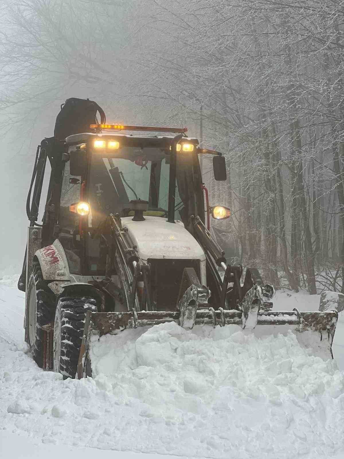 Kocaeli'de yüksek kesimlerde devam eden kar yağışı, vatandaşlara keyif sunarken,