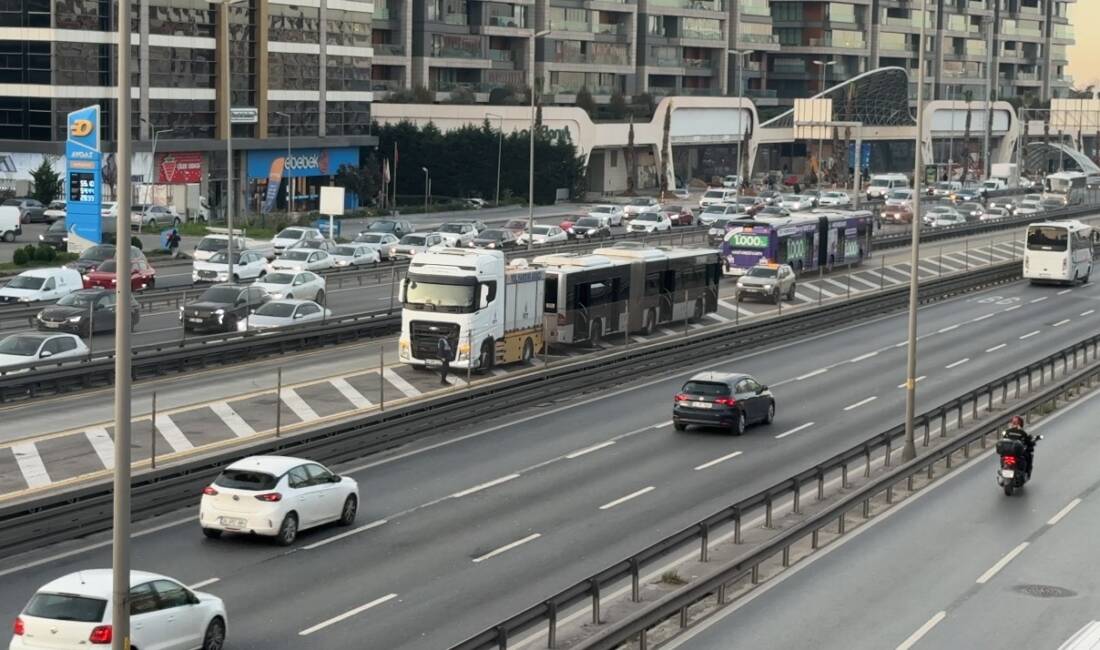 Küçükçekmece'de Florya metrobüs durağında motor kısmında çıkan yangın, yolcuların tahliyesinin