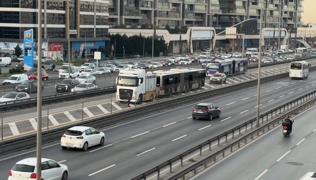 Küçükçekmece'de Florya metrobüs durağında motor kısmında çıkan yangın, yolcuların tahliyesinin