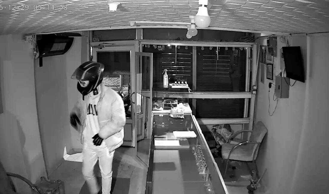 Iğdır'daki bir kuyumcudan gece saatlerinde 5-6 kilo altın çalındı. Motosikletle