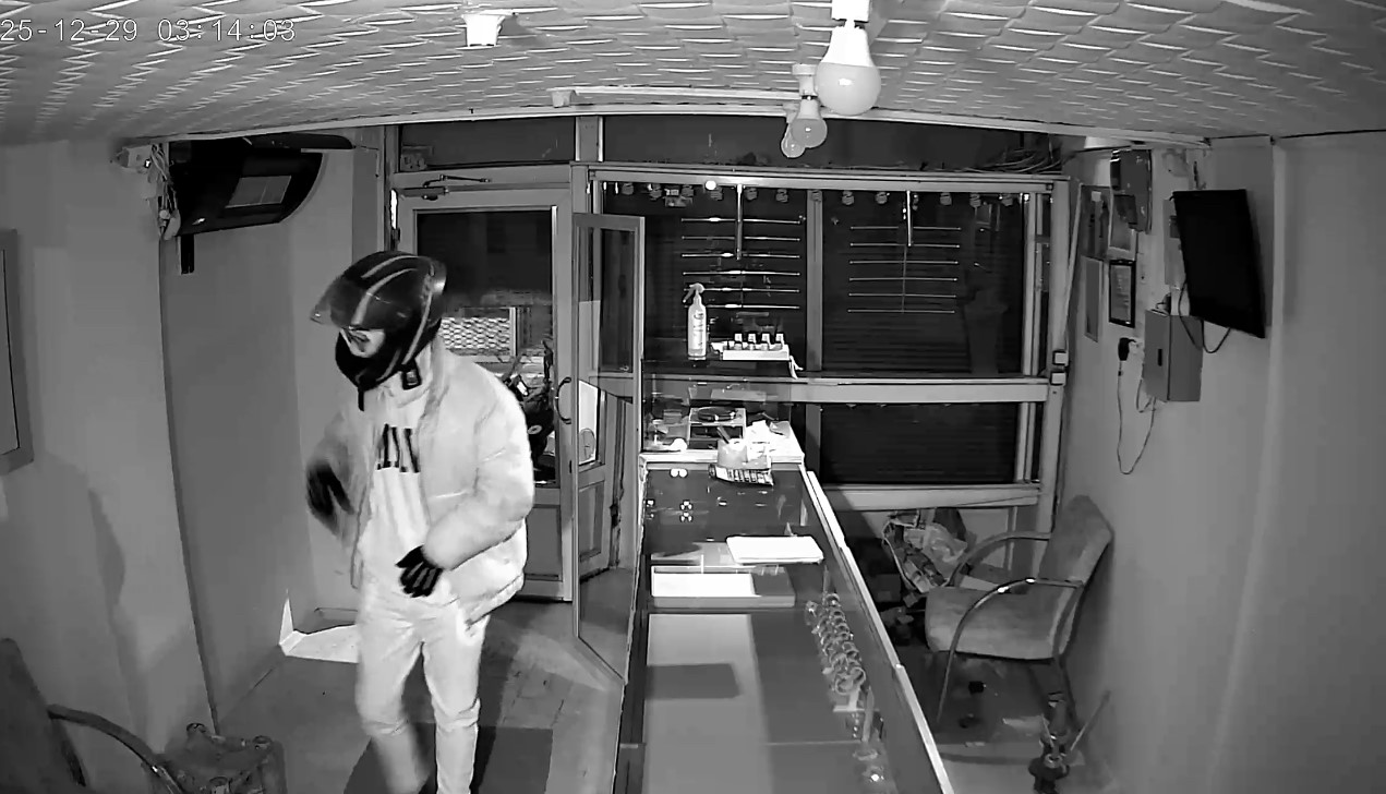 Iğdır'daki bir kuyumcudan gece saatlerinde 5-6 kilo altın çalındı. Motosikletle