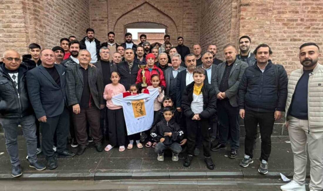 Triatlon sporcusu Ramazan Değer, Melaye Ciziri anısına Habur Sınır Kapısı'ndan