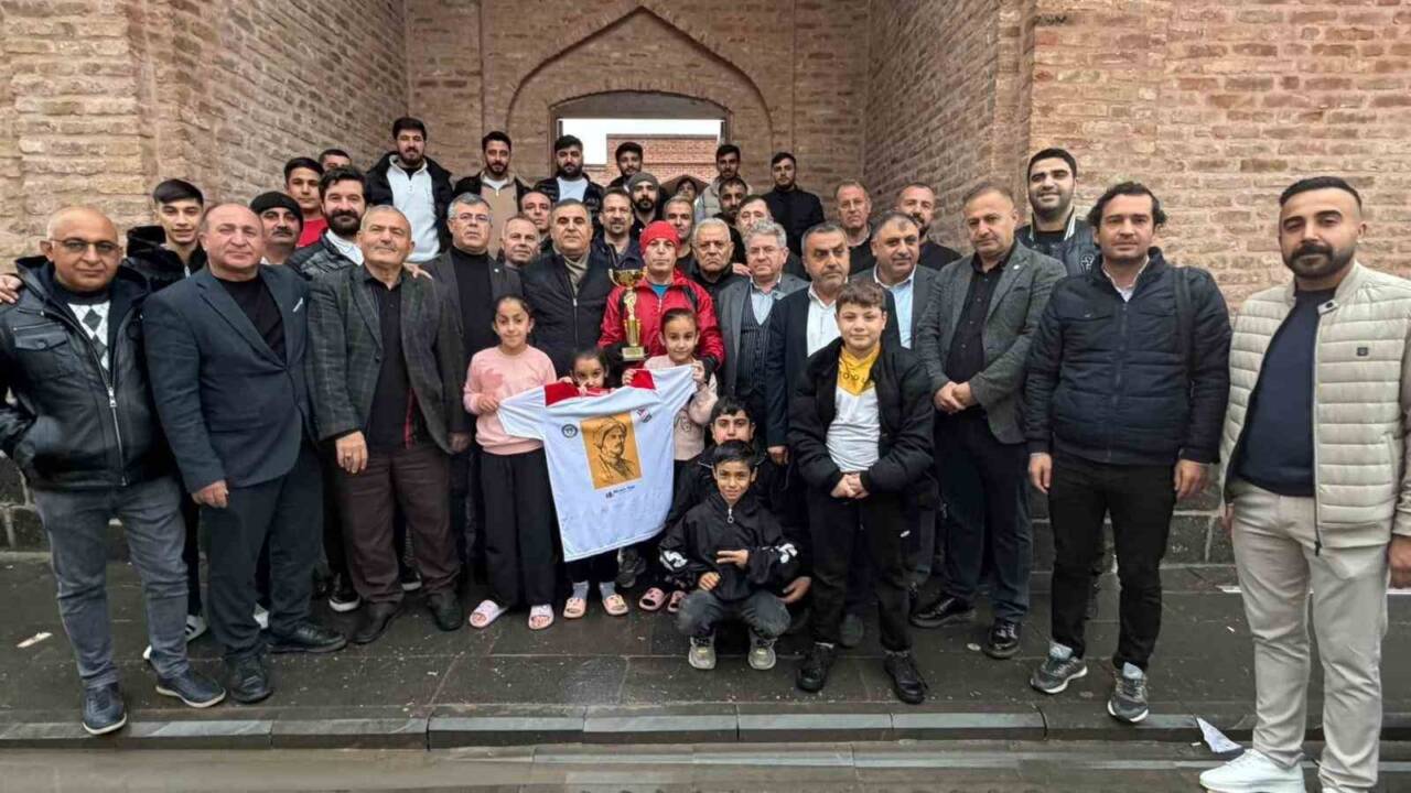 Triatlon sporcusu Ramazan Değer, Melaye Ciziri anısına Habur Sınır Kapısı'ndan