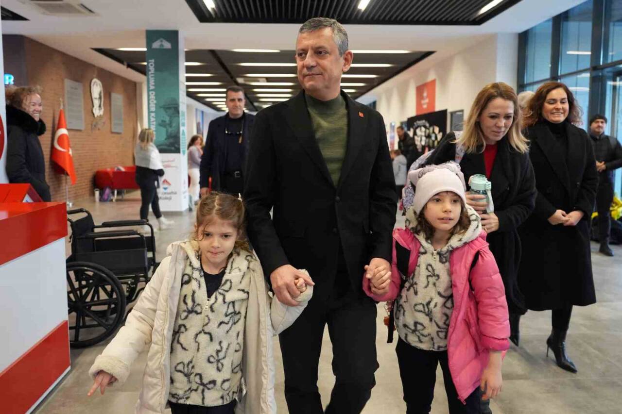 Cumhuriyet Halk Partisi Genel Başkanı Özgür Özel, merhum Manisa Büyükşehir