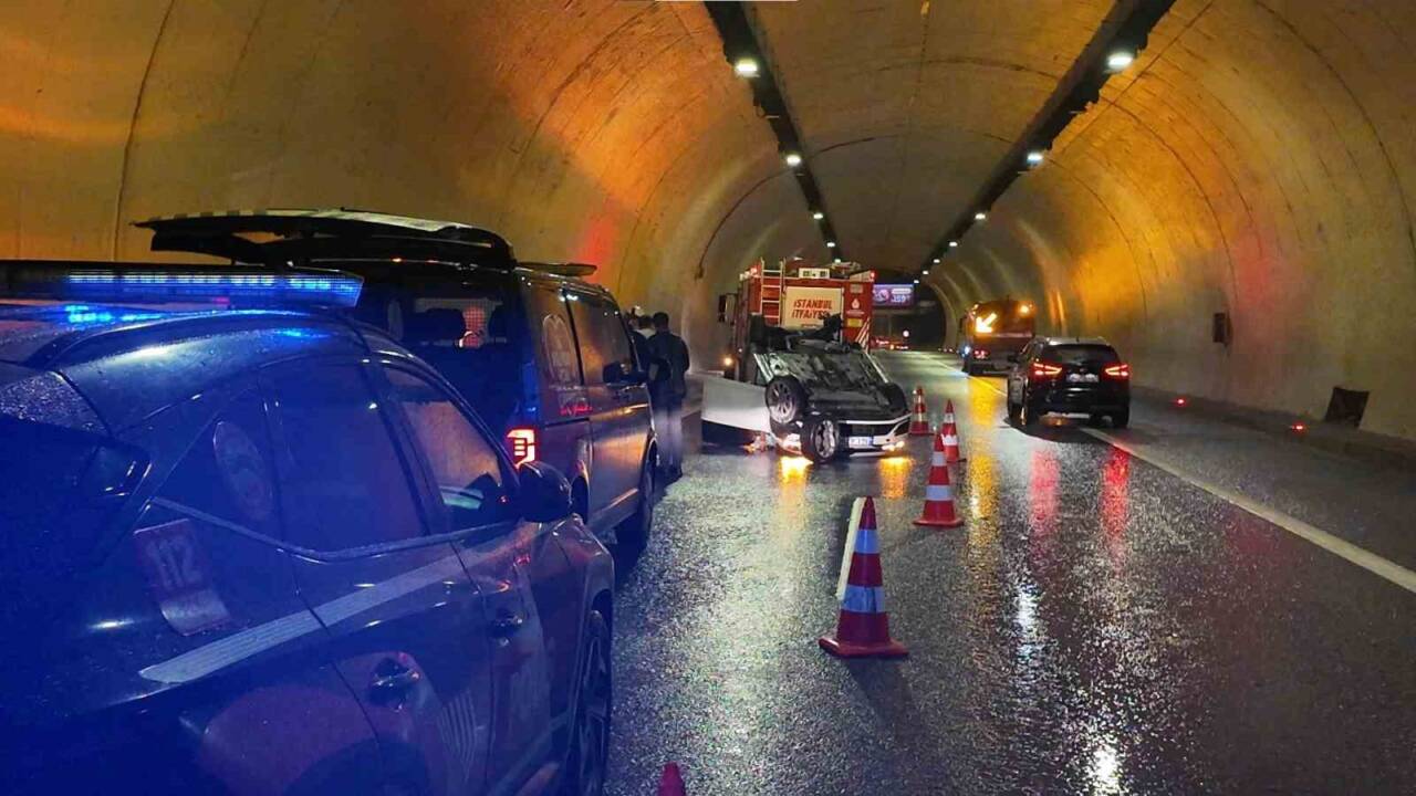 Üsküdar'da Tantavi Tüneli'nde meydana gelen trafik kazasında bir otomobil, sürücüsünün