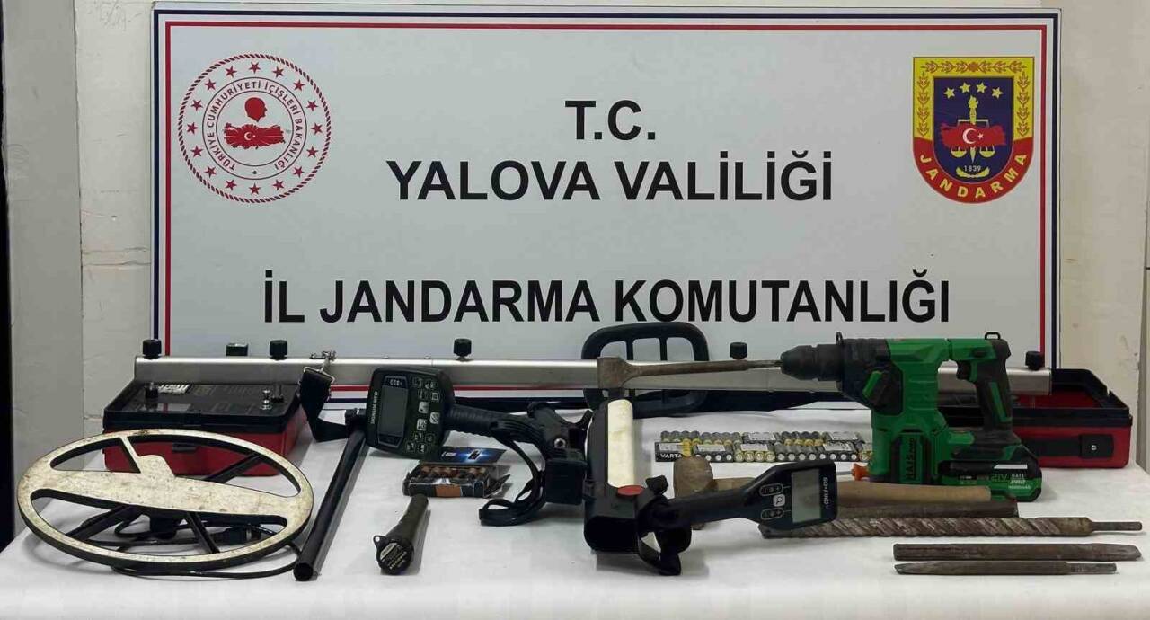 Yalova'nın Altınova ilçesinde jandarma, izinsiz kazı yapan 5 defineciyi suçüstü
