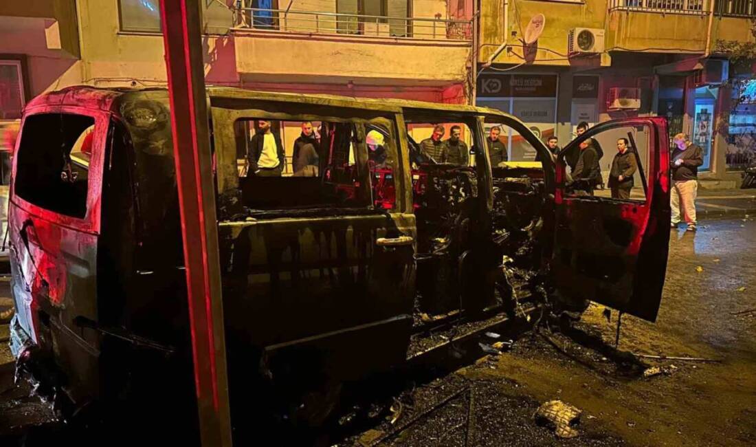 Yalova'nın Fevziçakmak Mahallesi’nde park halindeki 34 CPM 312 plakalı minibüste