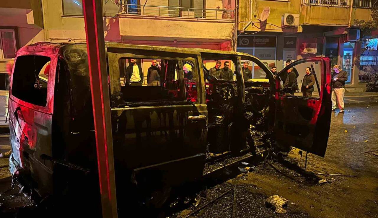 Yalova'nın Fevziçakmak Mahallesi’nde park halindeki 34 CPM 312 plakalı minibüste