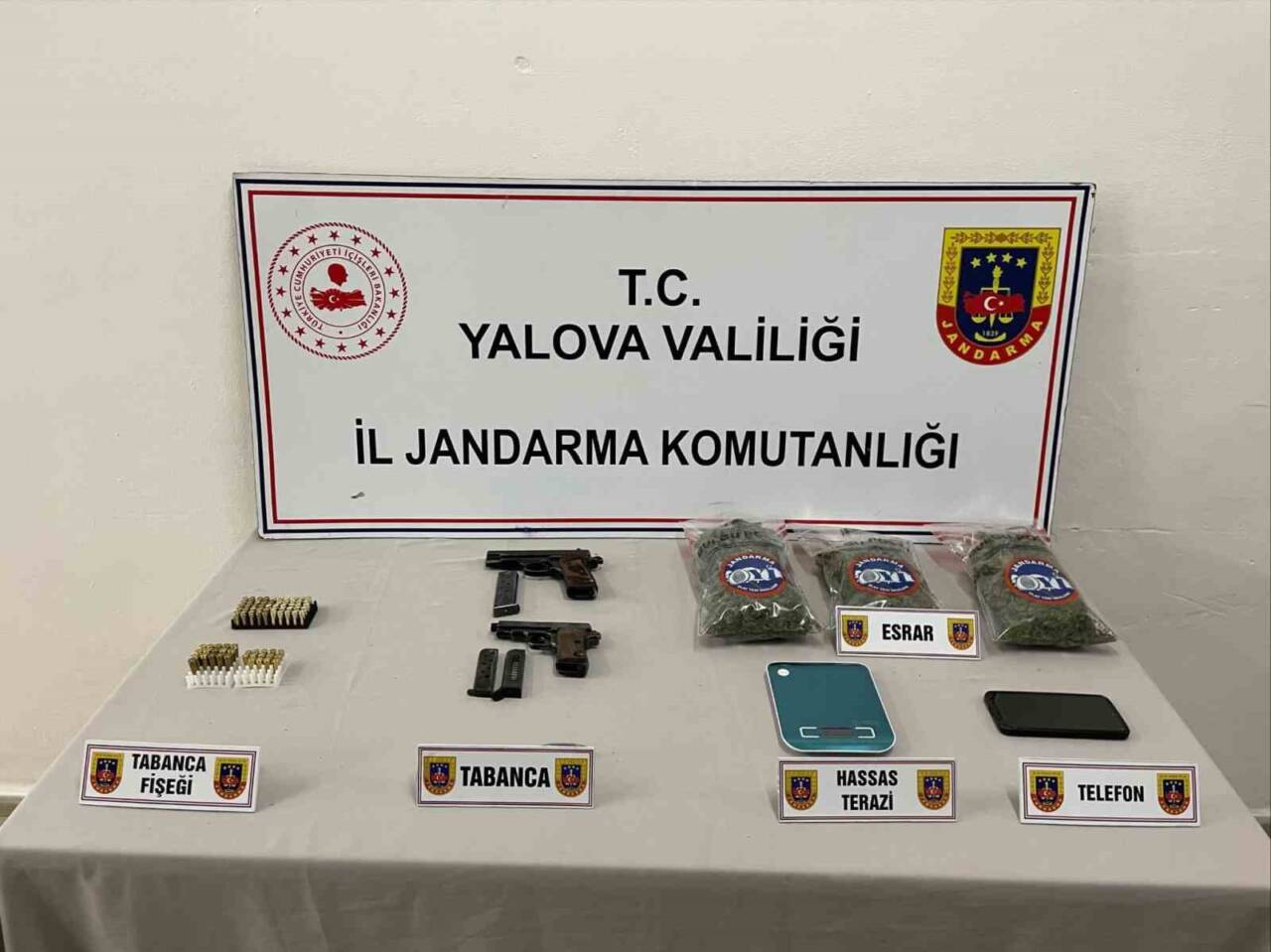 Yalova'nın Çınarcık ilçesinde jandarma tarafından düzenlenen uyuşturucu operasyonunda, şüpheli E.Ö.
