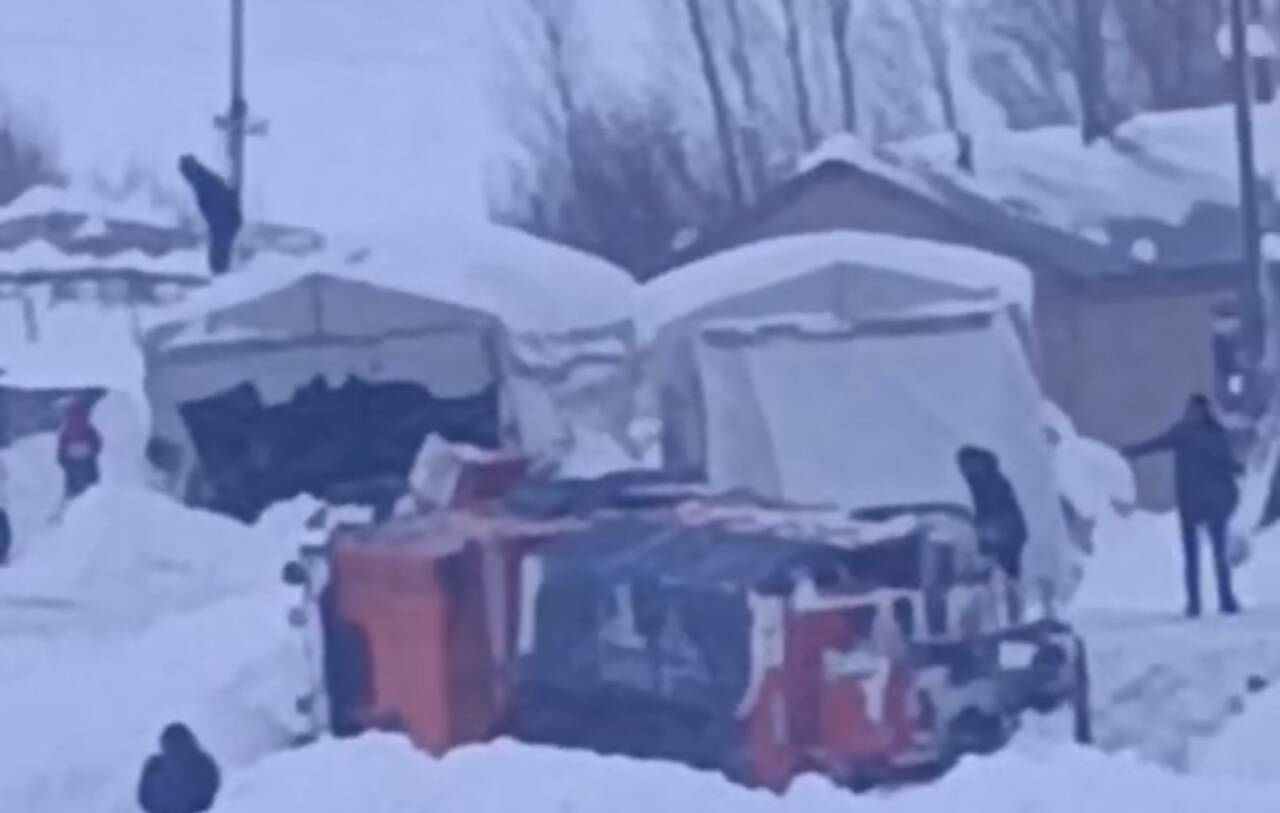 Hakkari’nin Yüksekova ilçesinde, karla mücadele aracı Karlı köyü yolunda devrildi.