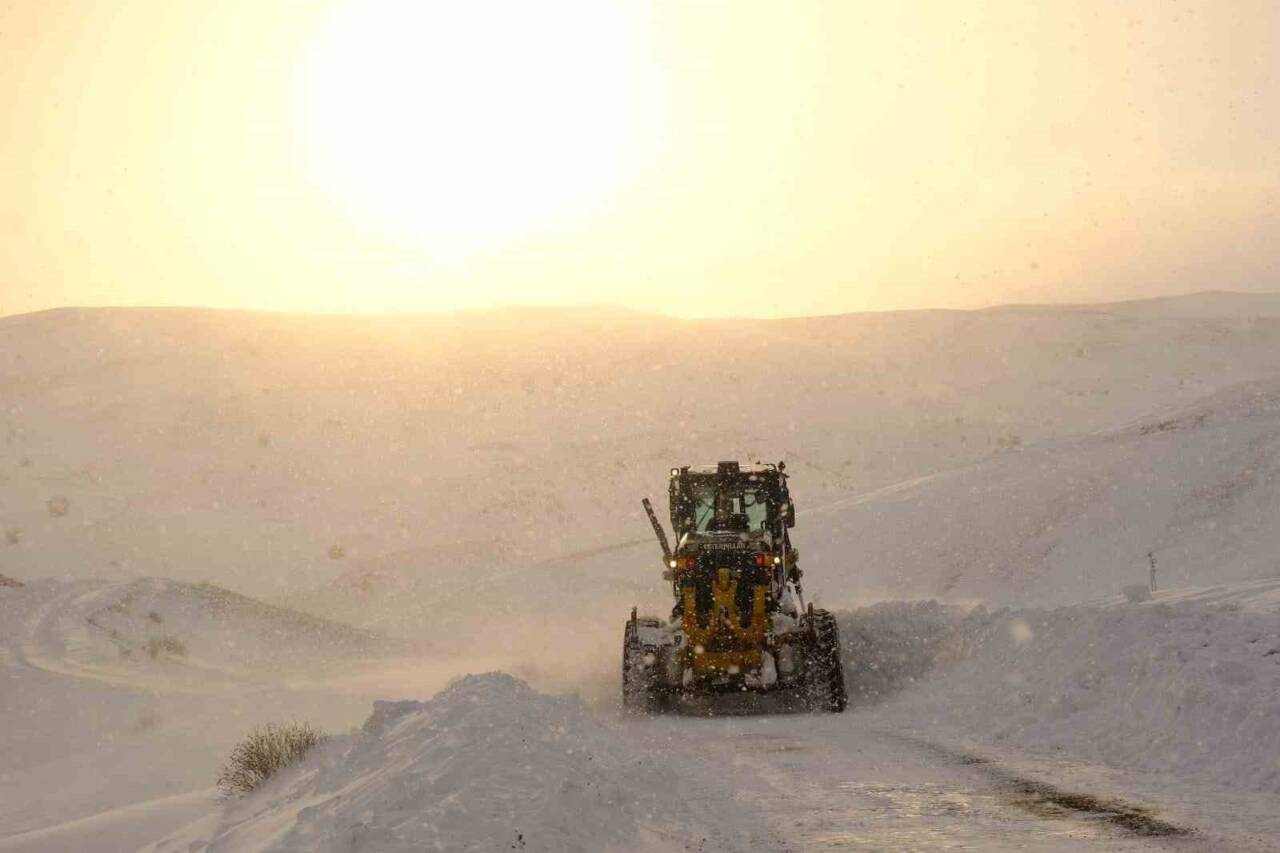Ağrı Valiliği, Vali Önder Bozkurt'un talimatlarıyla karla mücadele çalışmalarına devam