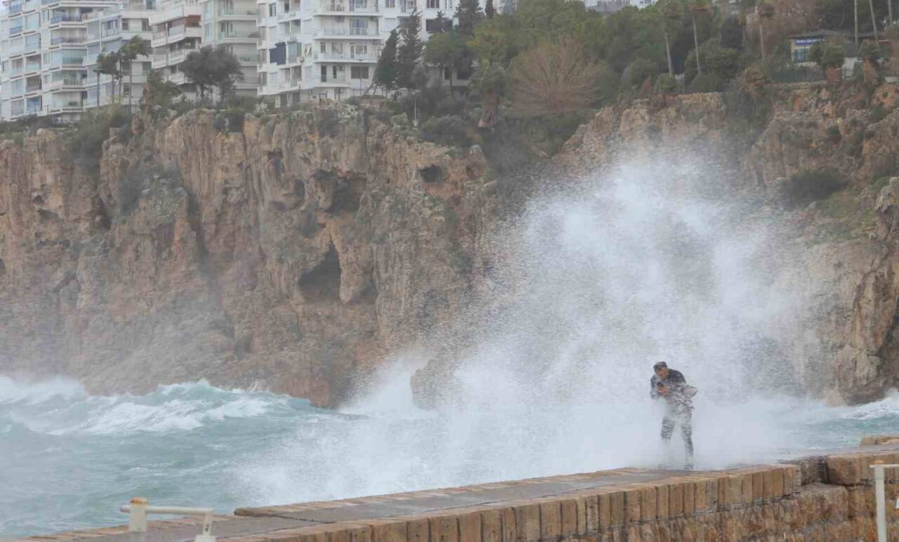 Antalya'da saatteki hızı 50 km'yi bulan şiddetli rüzgar, çatılara, araçlara