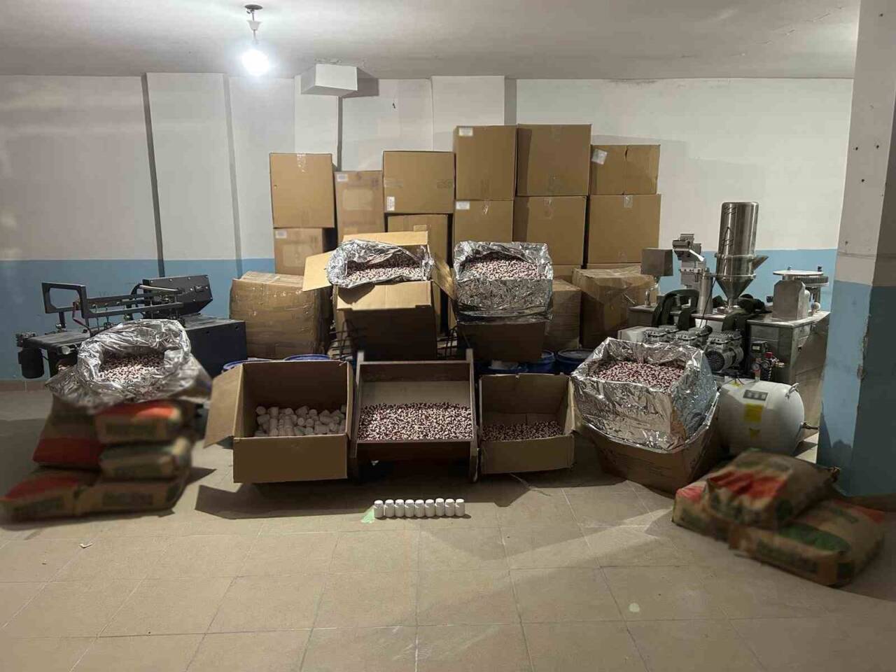 İstanbul Avcılar'da yapılan operasyonda, uyuşturucu imalatı yaptığı tespit edilen 6