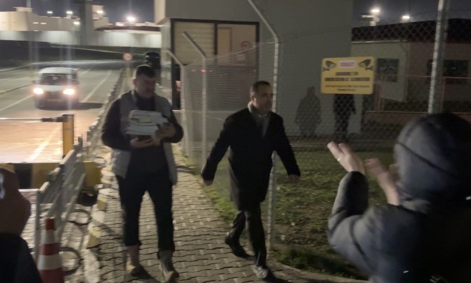 Avukat Rezan Epözdemir, "rüşvete aracılık etmek" suçlamasıyla yargılandığı davada yurt