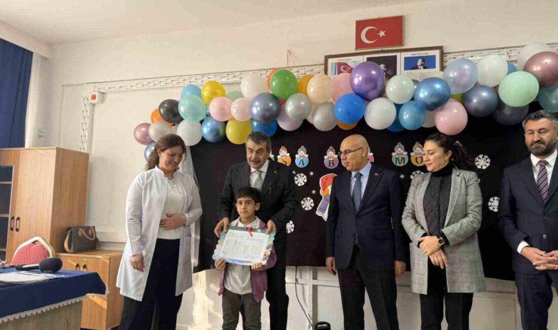 Milli Eğitim Bakanı Yusuf Tekin, Ağrı İbrahim Çeçen İlkokulu'nda karne