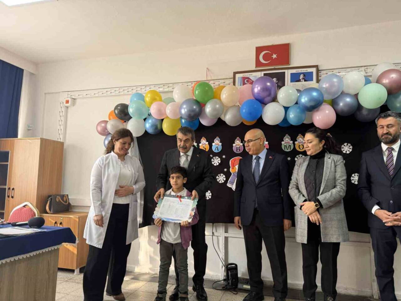 Milli Eğitim Bakanı Yusuf Tekin, Ağrı İbrahim Çeçen İlkokulu'nda karne