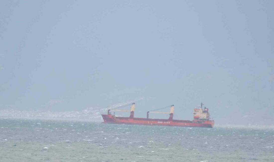 Kuzey Ege'de akşam saatlerinde şiddetini artıran lodos fırtınası nedeniyle Burhaniye