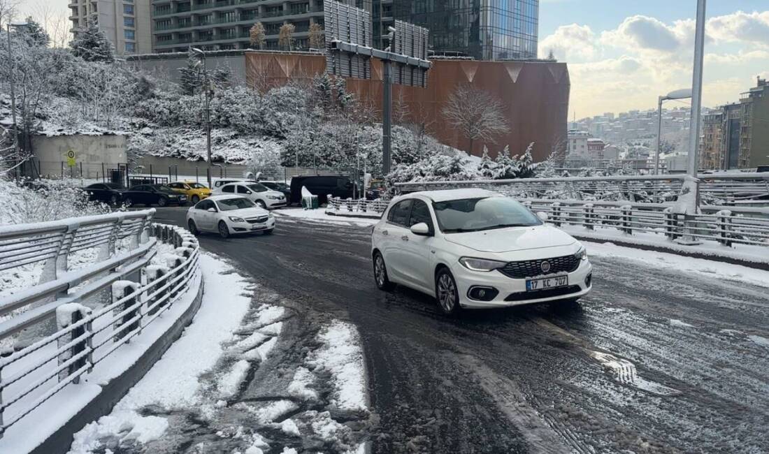 İstanbul'da etkili kar yağışı, bazı bölgeleri beyaza bürüdü. Beşiktaş'taki Dolmabahçe