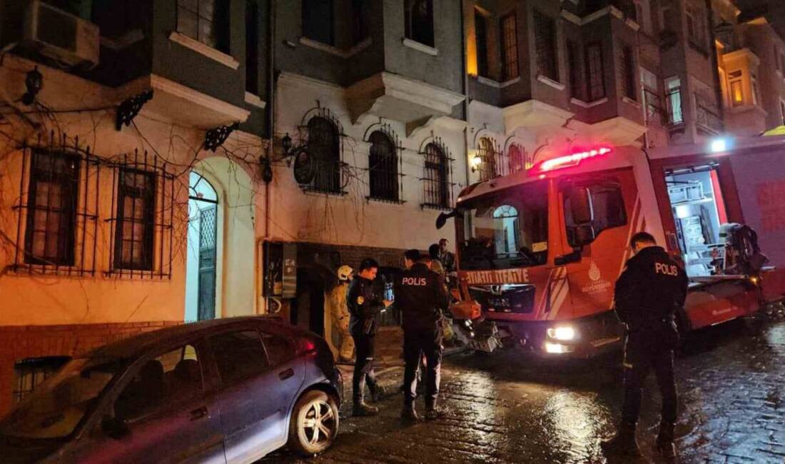 Beyoğlu'ndaki bir otelde çıkan yangın, 20.30 sıralarında zemin kattan başladı
