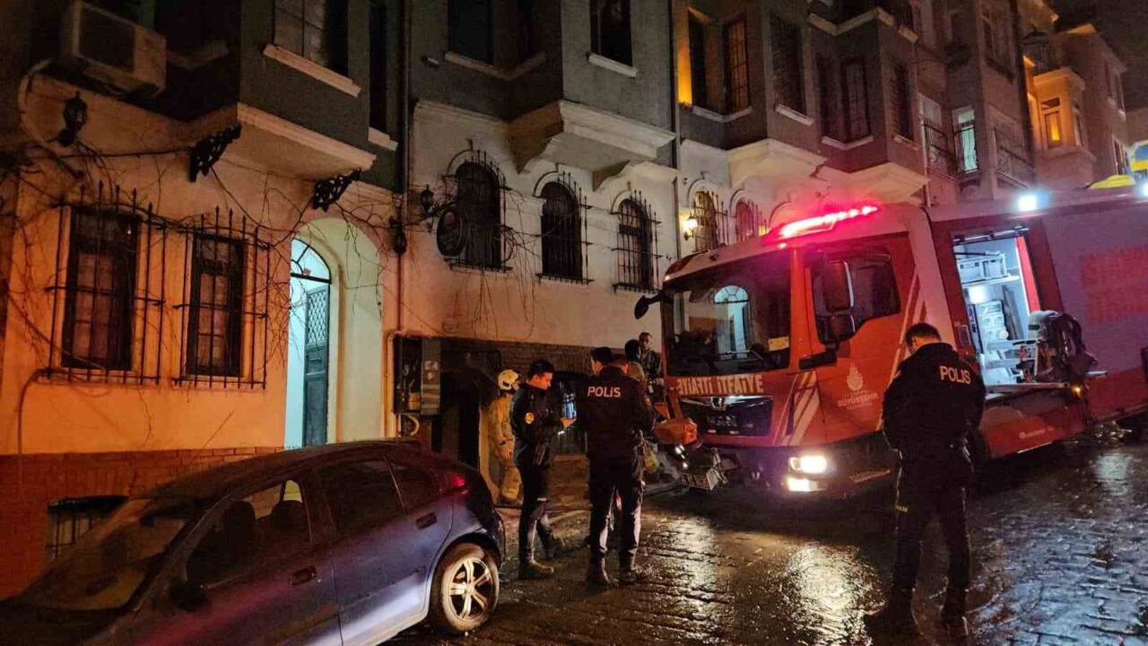 Beyoğlu'ndaki bir otelde çıkan yangın, 20.30 sıralarında zemin kattan başladı