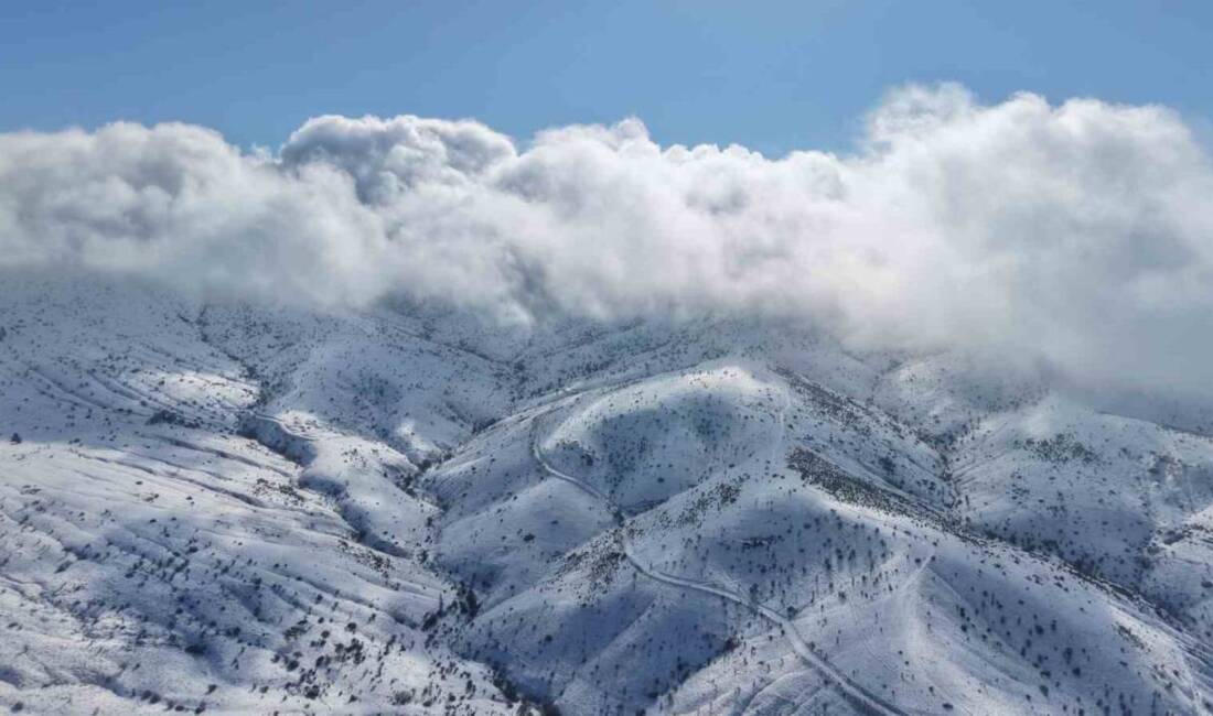 Kırıkkale'nin Balışeyh ilçesindeki 1744 rakımlı Dinek Dağı, 2026'nın ilk karıyla