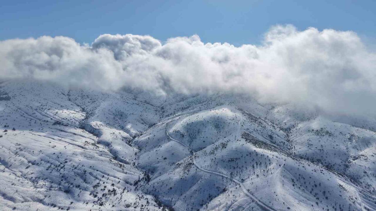 Kırıkkale'nin Balışeyh ilçesindeki 1744 rakımlı Dinek Dağı, 2026'nın ilk karıyla