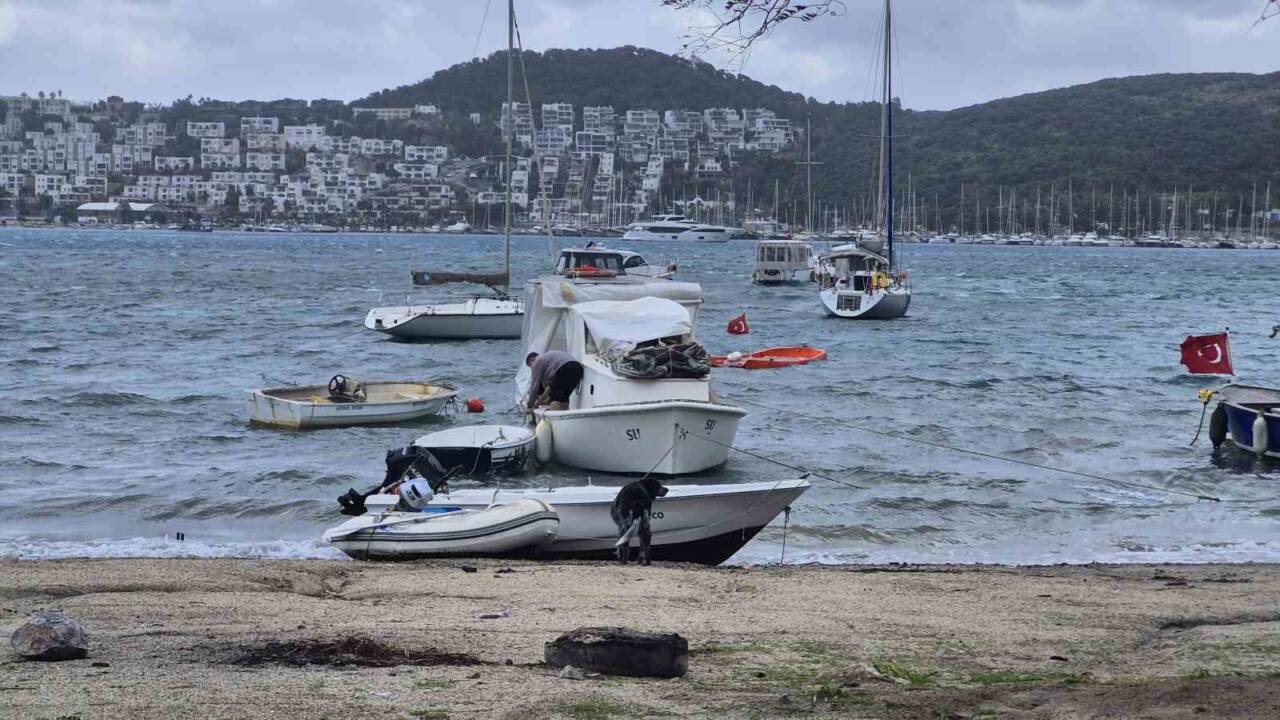 Muğla'nın Bodrum ilçesinde etkili olan fırtına, günlük yaşamı olumsuz etkiledi.