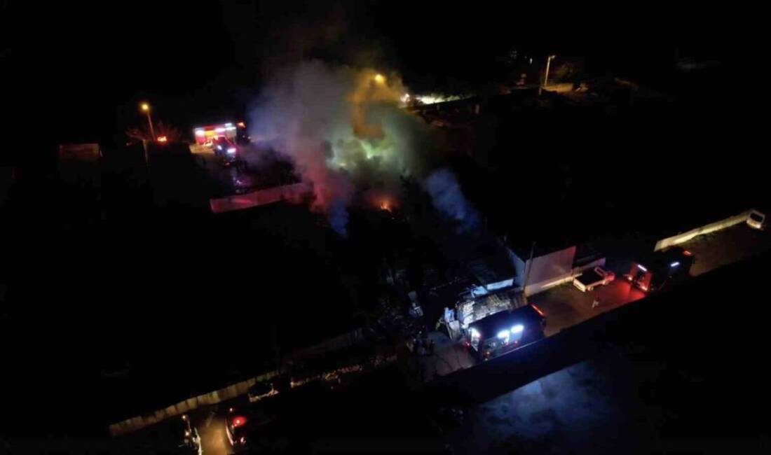 Bursa'nın Yıldırım ilçesinde bir ahşap palet fabrikasında çıkan yangın, itfaiye