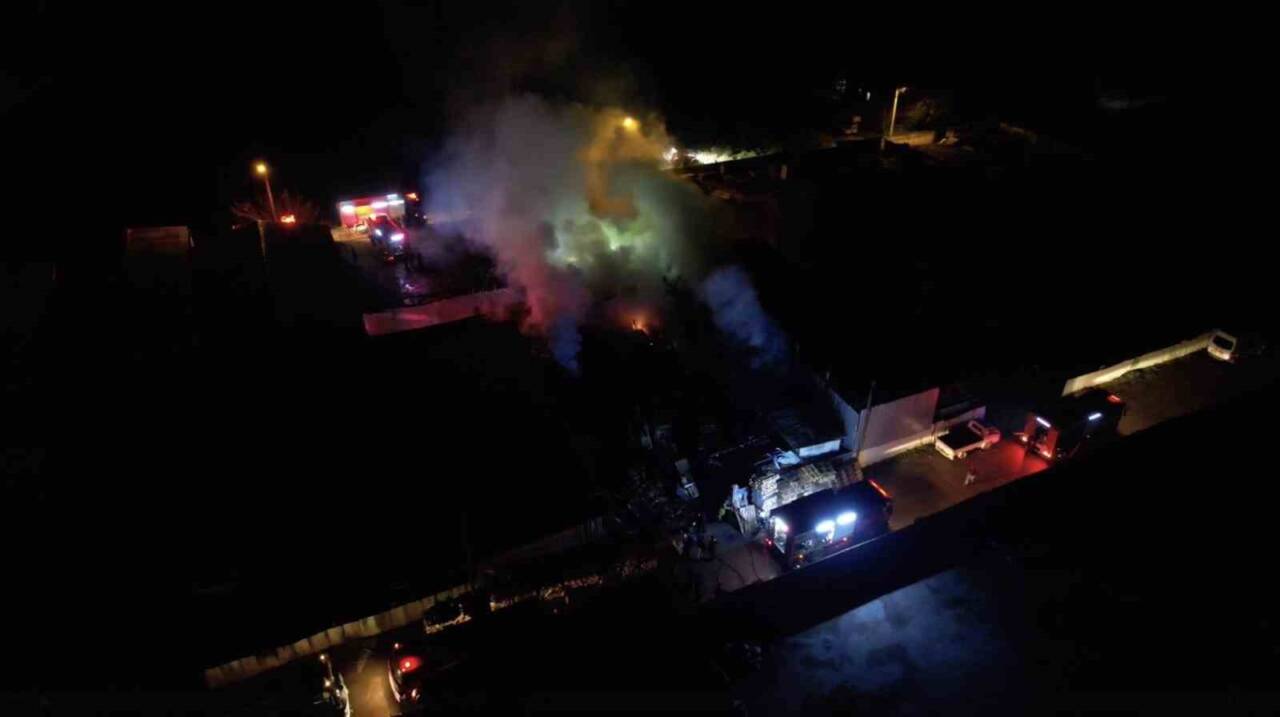 Bursa'nın Yıldırım ilçesinde bir ahşap palet fabrikasında çıkan yangın, itfaiye