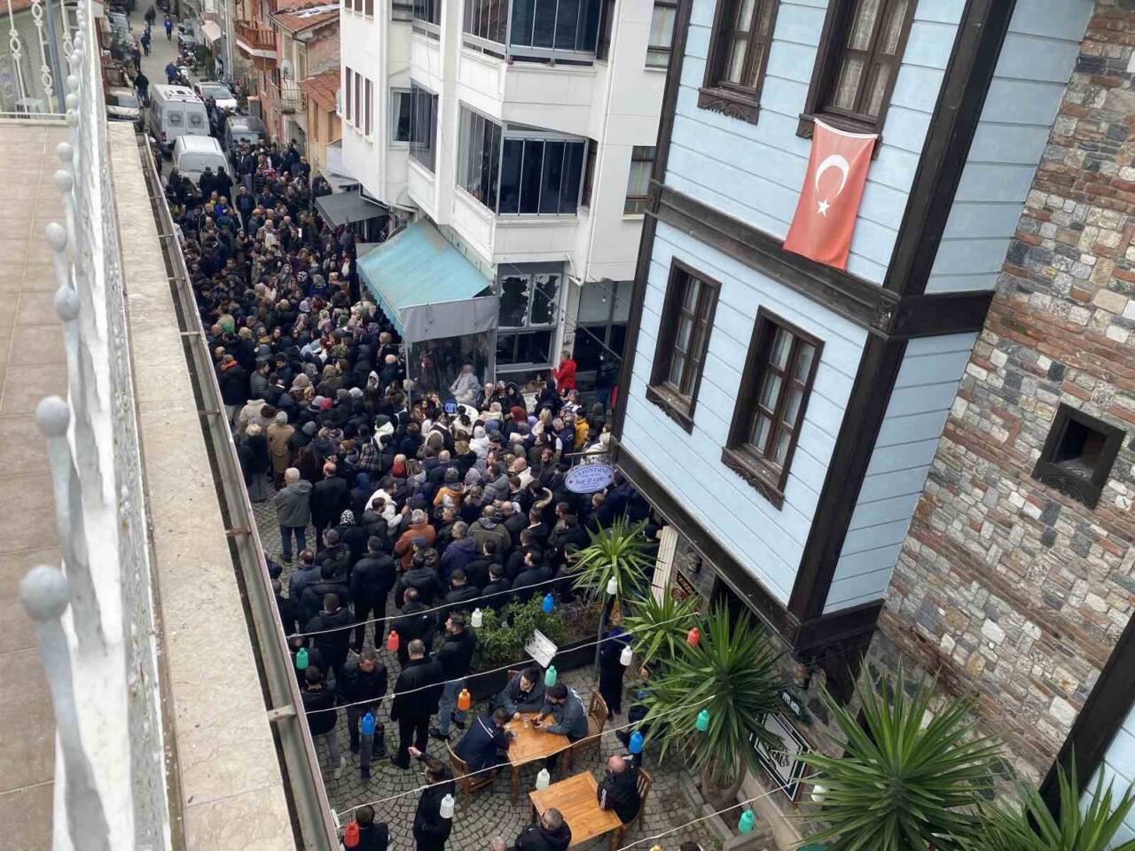 Bursa'nın Mudanya ilçesinde, 17 yaşındaki Efe Akpınar, babasını kuyudan kurtarmaya