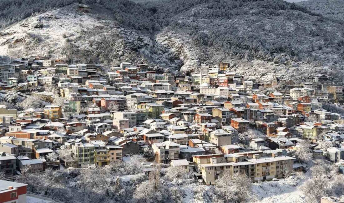 Bursa'da etkili olan kar yağışı, şehrin simgelerini beyaza bürüyerek kartpostallık