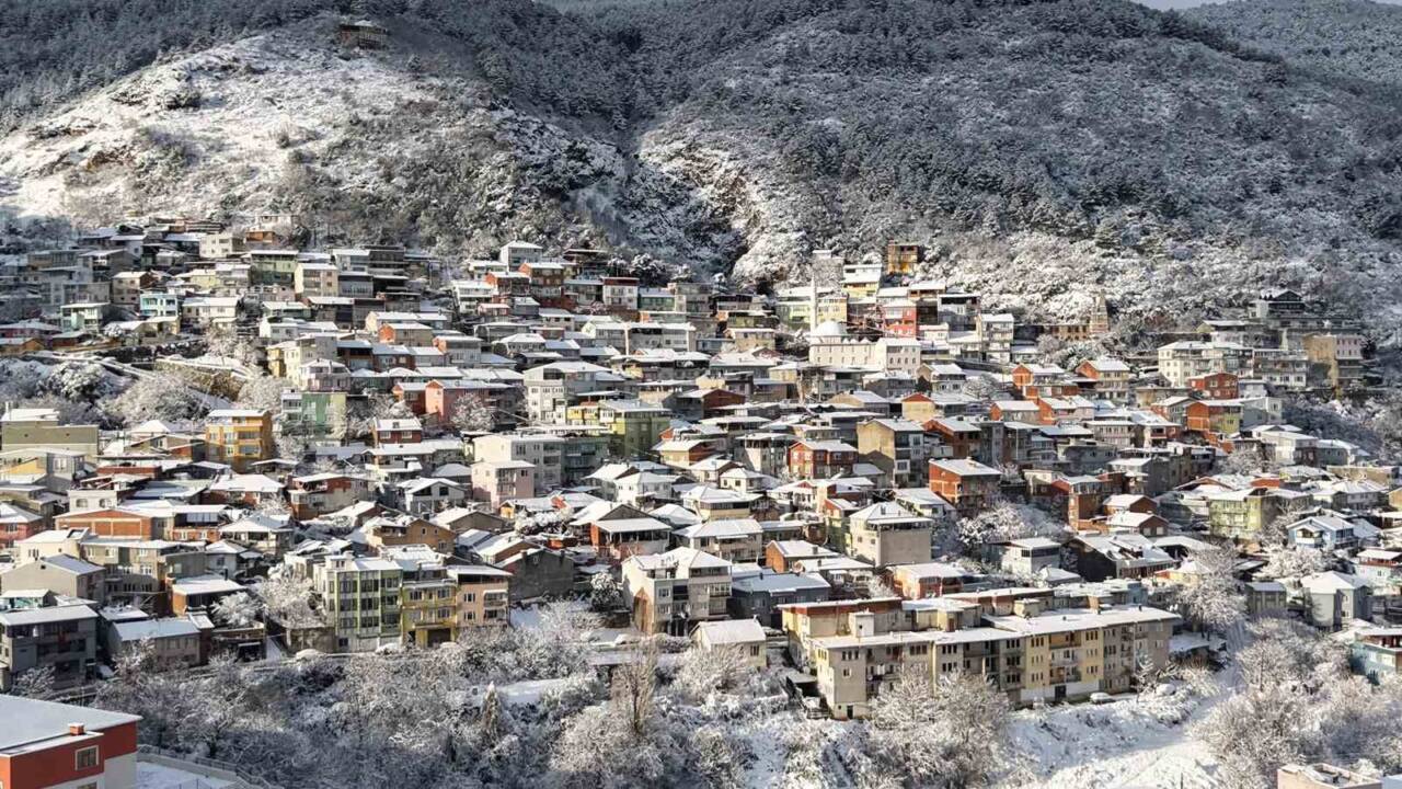 Bursa'da etkili olan kar yağışı, şehrin simgelerini beyaza bürüyerek kartpostallık