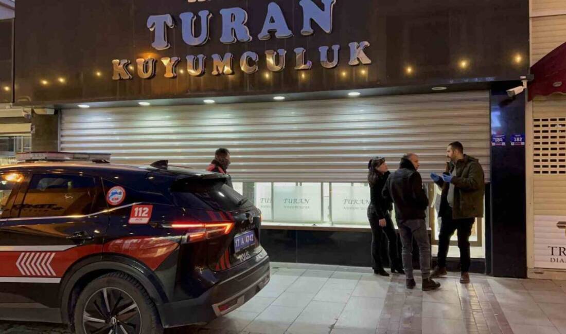 Çanakkale'de Turan Kuyumculuk'un sahibi H.T. (56) ve oğlu M.T. (30),