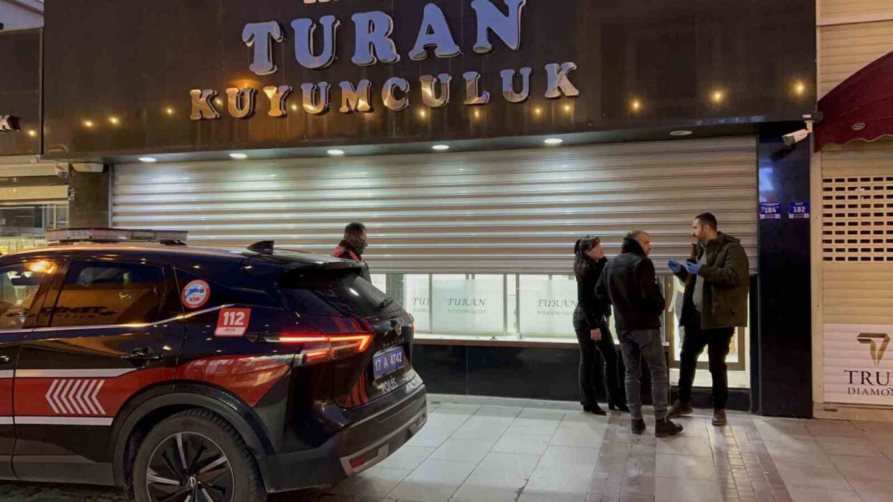 Çanakkale'de Turan Kuyumculuk'un sahibi H.T. (56) ve oğlu M.T. (30),