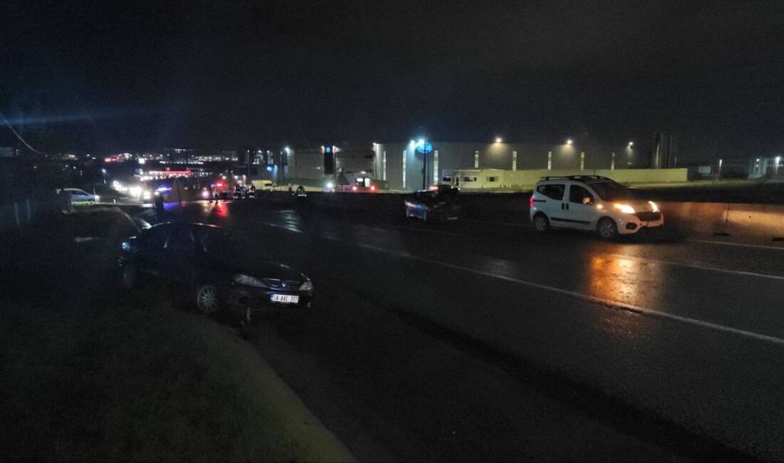 Tekirdağ'ın Çerkezköy ilçesinde Silivri–Çerkezköy Çevre Yolu'nda iki otomobilin çarpışması sonucu