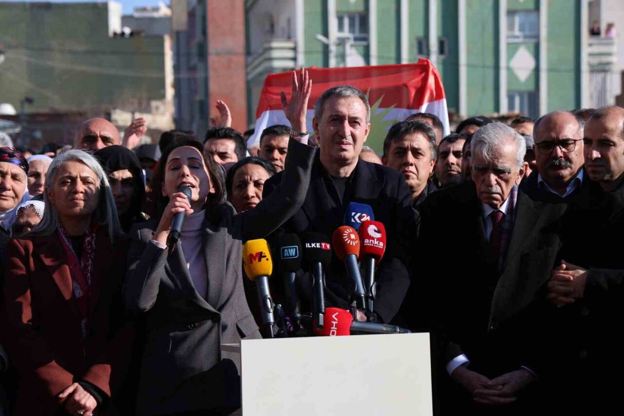 DEM Parti, Mardin’in Nusaybin ilçesinde grup toplantısı düzenleyerek Suriye’deki savaş