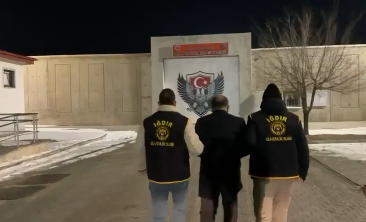 Iğdır'da izinsiz yürüyüş düzenleyen DEM Parti Iğdır İl Başkanı Deniz