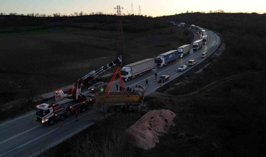 Edirne'de K.Ş. yönetimindeki hafriyat kamyonunun devrilmesi sonucu bir kişi yaralandı.