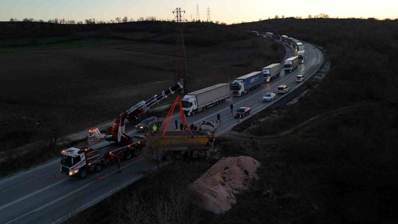 Edirne'de K.Ş. yönetimindeki hafriyat kamyonunun devrilmesi sonucu bir kişi yaralandı.