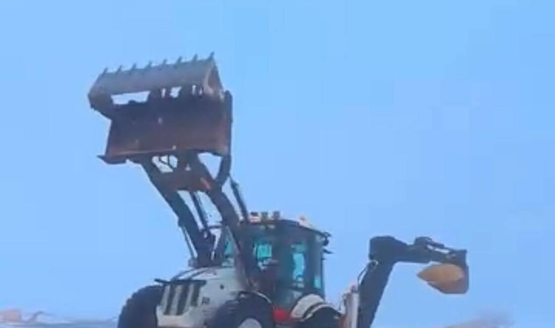 Diyarbakır'da bir kepçe operatörü, kar üzerinde iş makinesiyle drift yaparak