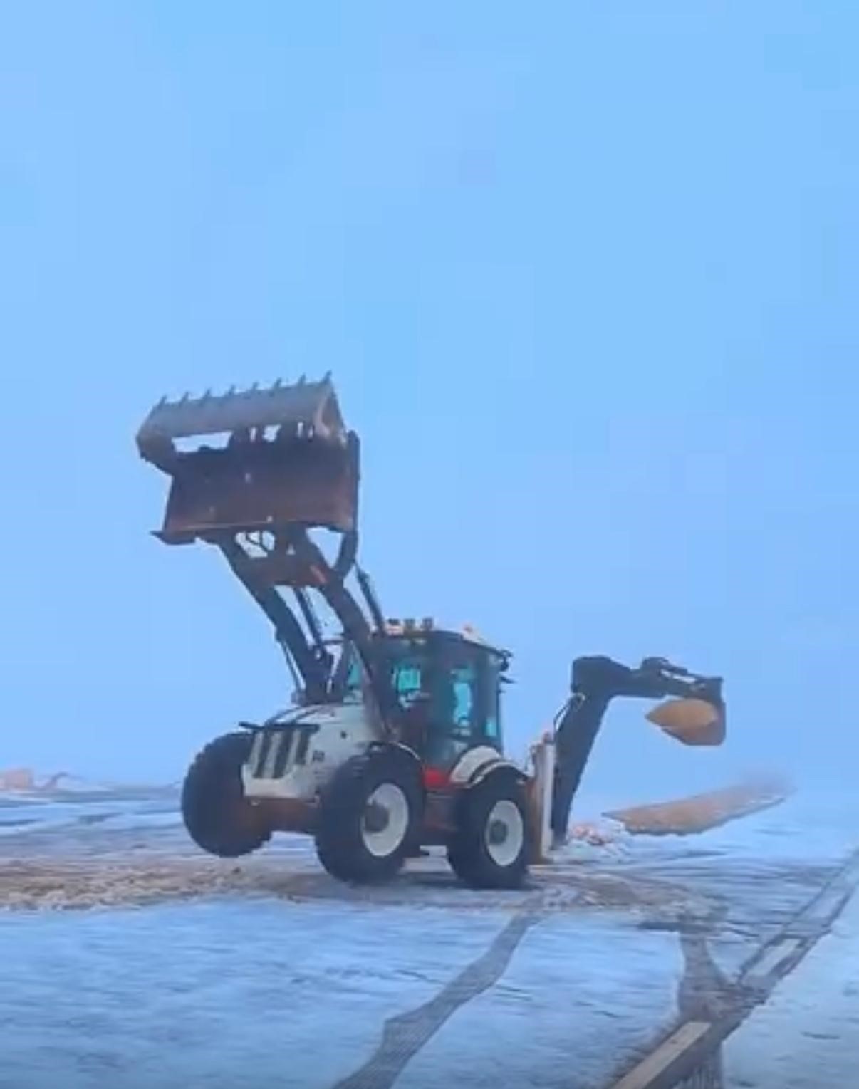 Diyarbakır'da bir kepçe operatörü, kar üzerinde iş makinesiyle drift yaparak
