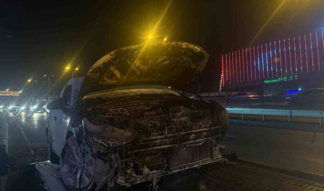 E5 Karayolu Esenyurt'ta bir otomobil saat 22.30'da alev aldı. Sürücü